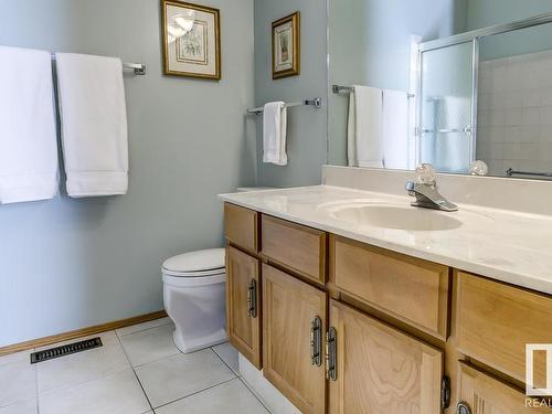 10860 11 Avenue, Edmonton, AB - Indoor Photo Showing Bathroom