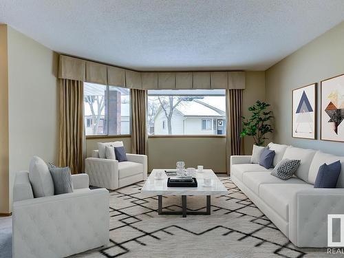 10860 11 Avenue, Edmonton, AB - Indoor Photo Showing Living Room