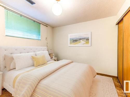 10860 11 Avenue, Edmonton, AB - Indoor Photo Showing Bedroom