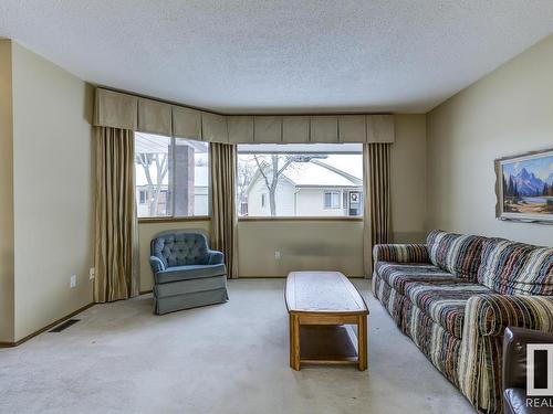 10860 11 Avenue, Edmonton, AB - Indoor Photo Showing Living Room