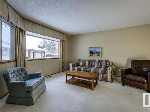 10860 11 Avenue, Edmonton, AB - Indoor Photo Showing Living Room