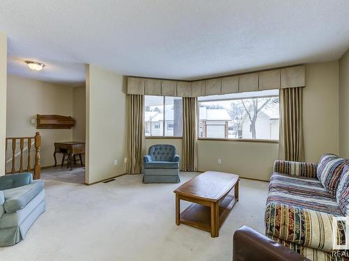 10860 11 Avenue, Edmonton, AB - Indoor Photo Showing Living Room