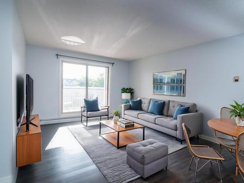 304 10732 86 Avenue, Edmonton, AB - Indoor Photo Showing Living Room