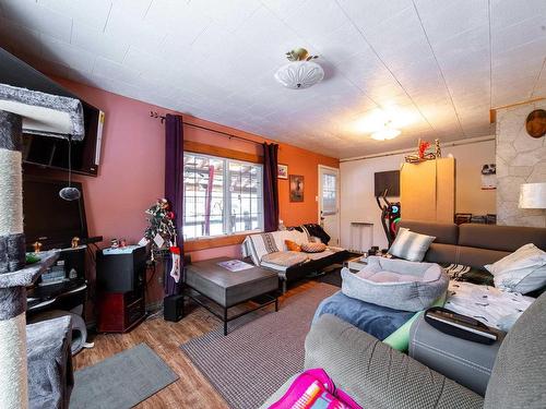 11 8510 Hwy 16 W, Rural Yellowhead, AB - Indoor Photo Showing Living Room