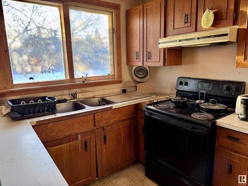 4822 53 Avenue, Willingdon, AB - Indoor Photo Showing Kitchen With Double Sink