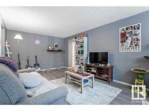 6 10230 122 Street, Edmonton, AB - Indoor Photo Showing Living Room