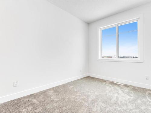 211 28 Street, Edmonton, AB - Indoor Photo Showing Other Room