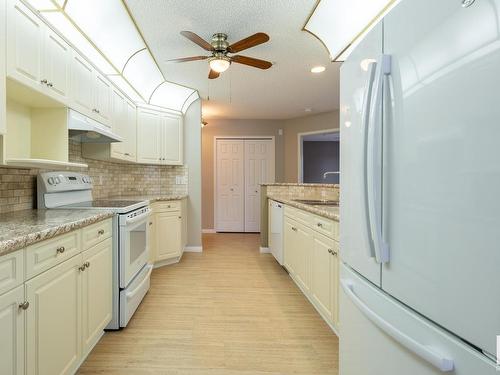 113 70 Crystal Lane, Sherwood Park, AB - Indoor Photo Showing Kitchen