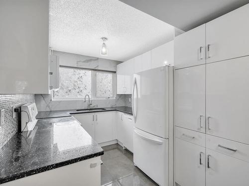 10634 Beaumaris Road, Edmonton, AB - Indoor Photo Showing Kitchen