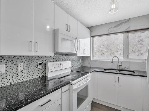 10634 Beaumaris Road, Edmonton, AB - Indoor Photo Showing Kitchen