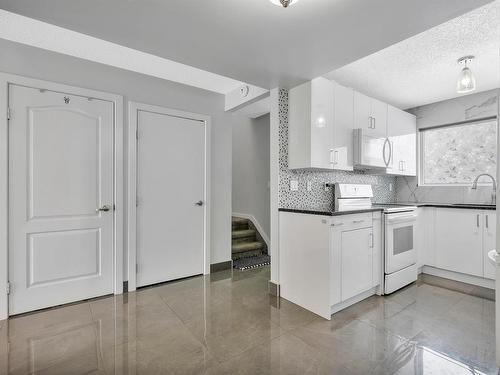 10634 Beaumaris Road, Edmonton, AB - Indoor Photo Showing Kitchen