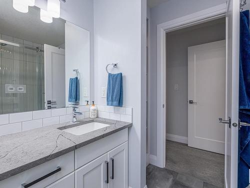 8534 81 Avenue, Edmonton, AB - Indoor Photo Showing Bathroom