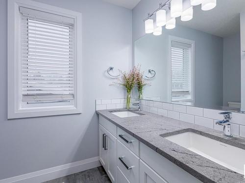 8534 81 Avenue, Edmonton, AB - Indoor Photo Showing Bathroom