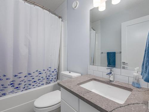 8534 81 Avenue, Edmonton, AB - Indoor Photo Showing Bathroom