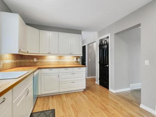 8429 Mill Woods Road, Edmonton, AB - Indoor Photo Showing Kitchen