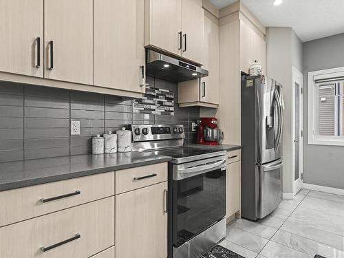 36 2803 14 Avenue, Edmonton, AB - Indoor Photo Showing Kitchen