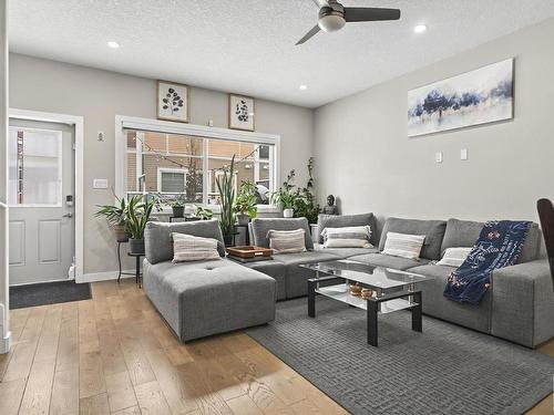 36 2803 14 Avenue, Edmonton, AB - Indoor Photo Showing Living Room