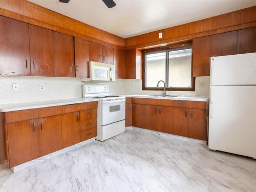 8704 122 Avenue, Edmonton, AB - Indoor Photo Showing Kitchen