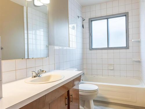 8704 122 Avenue, Edmonton, AB - Indoor Photo Showing Bathroom