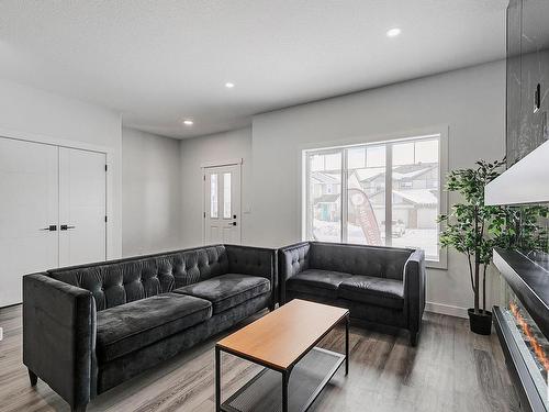 9823 107A Avenue, Morinville, AB - Indoor Photo Showing Living Room