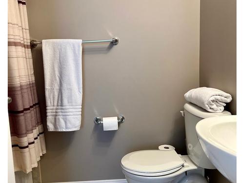 400 9940 Sherridon Drive, Fort Saskatchewan, AB - Indoor Photo Showing Bathroom