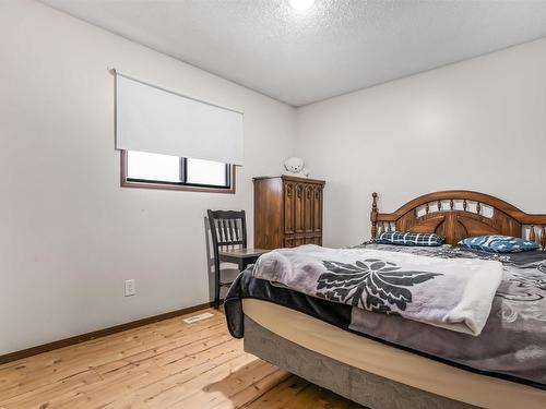 6327 12 Avenue, Edmonton, AB - Indoor Photo Showing Bedroom