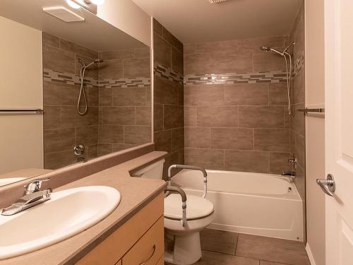 140 9704 174 Street, Edmonton, AB - Indoor Photo Showing Bathroom