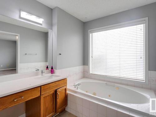 1510 Wellwood Way, Edmonton, AB - Indoor Photo Showing Bathroom