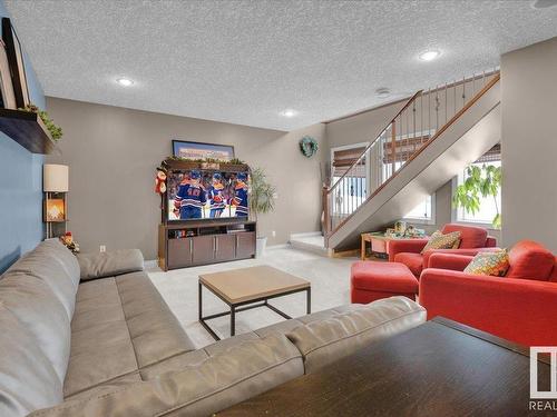 9 Huntington Drive, Spruce Grove, AB - Indoor Photo Showing Living Room