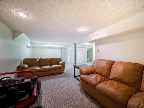 6416 17 Avenue, Edmonton, AB - Indoor Photo Showing Living Room