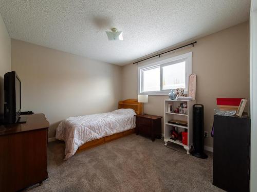 6416 17 Avenue, Edmonton, AB - Indoor Photo Showing Bedroom