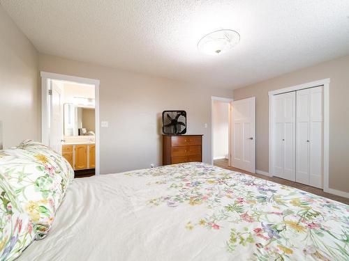 6416 17 Avenue, Edmonton, AB - Indoor Photo Showing Bedroom