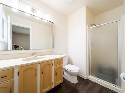 6416 17 Avenue, Edmonton, AB - Indoor Photo Showing Bathroom