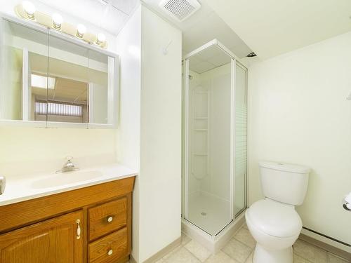 6416 17 Avenue, Edmonton, AB - Indoor Photo Showing Bathroom