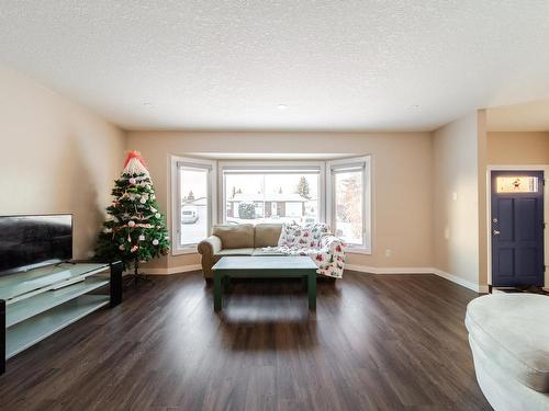 6416 17 Avenue, Edmonton, AB - Indoor Photo Showing Living Room