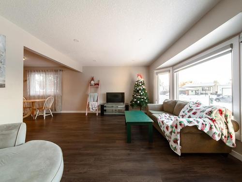 6416 17 Avenue, Edmonton, AB - Indoor Photo Showing Living Room