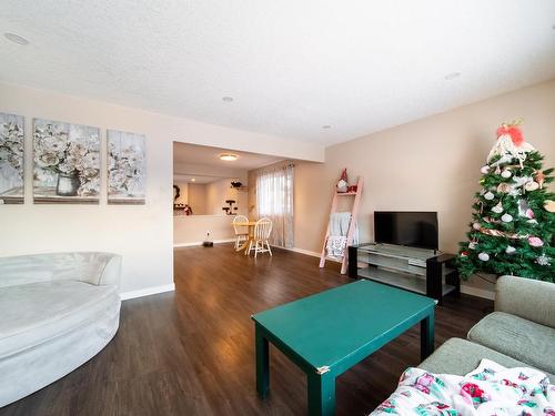 6416 17 Avenue, Edmonton, AB - Indoor Photo Showing Living Room