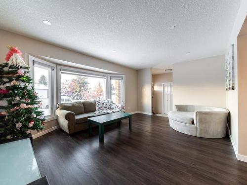 6416 17 Avenue, Edmonton, AB - Indoor Photo Showing Living Room