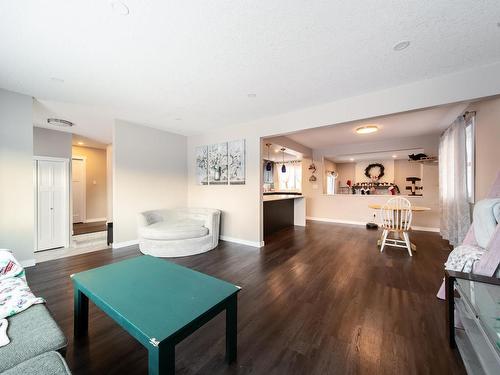 6416 17 Avenue, Edmonton, AB - Indoor Photo Showing Living Room