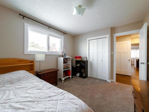 6416 17 Avenue, Edmonton, AB - Indoor Photo Showing Bedroom