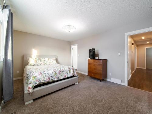 6416 17 Avenue, Edmonton, AB - Indoor Photo Showing Bedroom