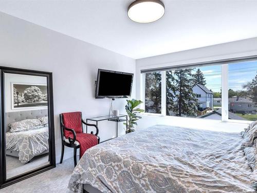 11345 111 Avenue, Edmonton, AB - Indoor Photo Showing Bedroom