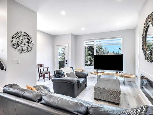 11345 111 Avenue, Edmonton, AB - Indoor Photo Showing Living Room