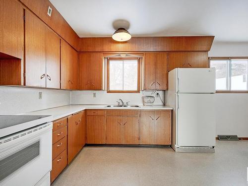 5110 57 Avenue, Leduc, AB - Indoor Photo Showing Kitchen With Double Sink