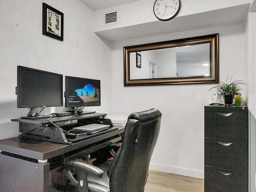 214 667 Watt Boulevard, Edmonton, AB - Indoor Photo Showing Office