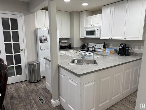 461 Dunluce Road, Edmonton, AB - Indoor Photo Showing Kitchen