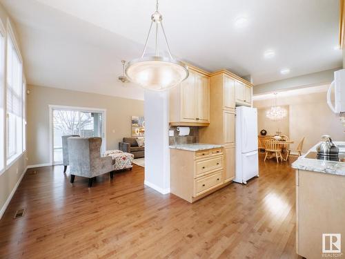 45 18343 Lessard Road, Edmonton, AB - Indoor Photo Showing Kitchen