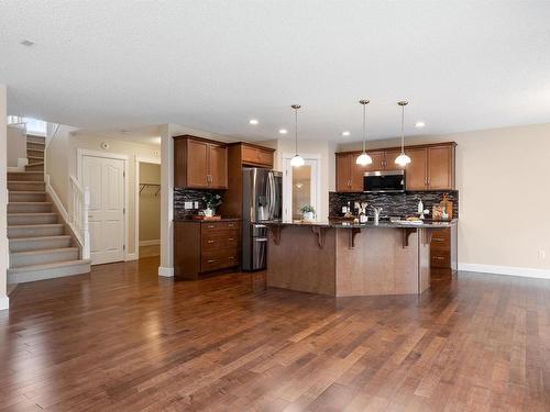 3231 Whitelaw Drive, Edmonton, AB - Indoor Photo Showing Kitchen With Upgraded Kitchen