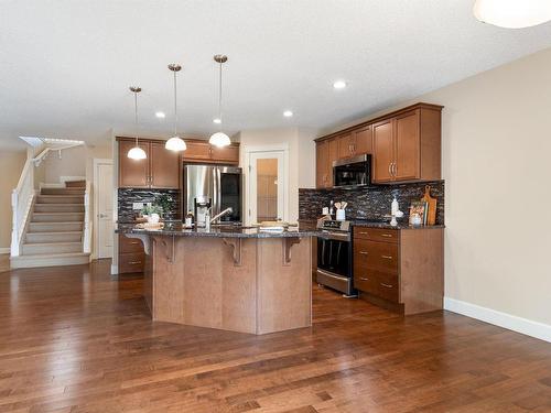 3231 Whitelaw Drive, Edmonton, AB - Indoor Photo Showing Kitchen With Upgraded Kitchen