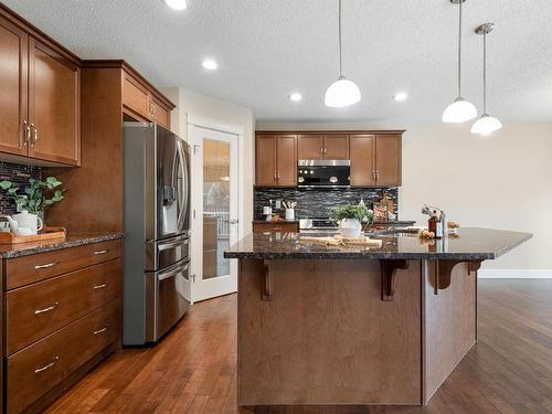 3231 Whitelaw Drive, Edmonton, AB - Indoor Photo Showing Kitchen With Upgraded Kitchen